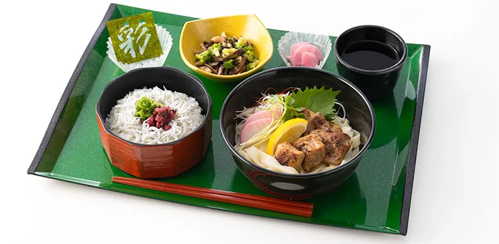 炭火焼鶏の冷やしきしめんとしらすご飯 イメージ